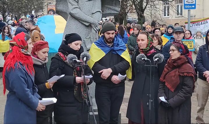 - Український фольклорний ансамбль "Намисто" (кер. Г. Пшенічкіна) під час Маршу єдності на підтримку України. Вільнюс, 24 лютого 2024 р.