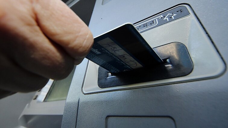 Gyventojai su regos negalia vis dar negali lengvai naudotis bankomatais