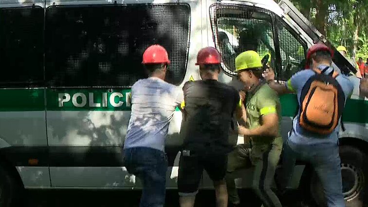 Pasirengimas blogiausiam: žvilgsnis į bendras saugumo tarnybų pratybas riaušėms malšinti