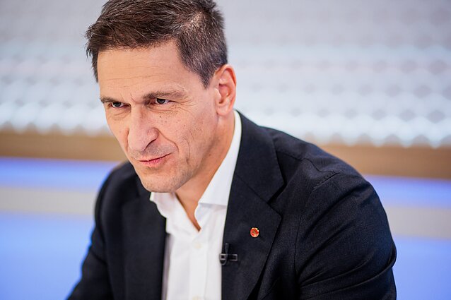 Kreivys vėl dėmesio centre: tyrimas atskleidė darbines sąsajas su verslo partnerio žmona