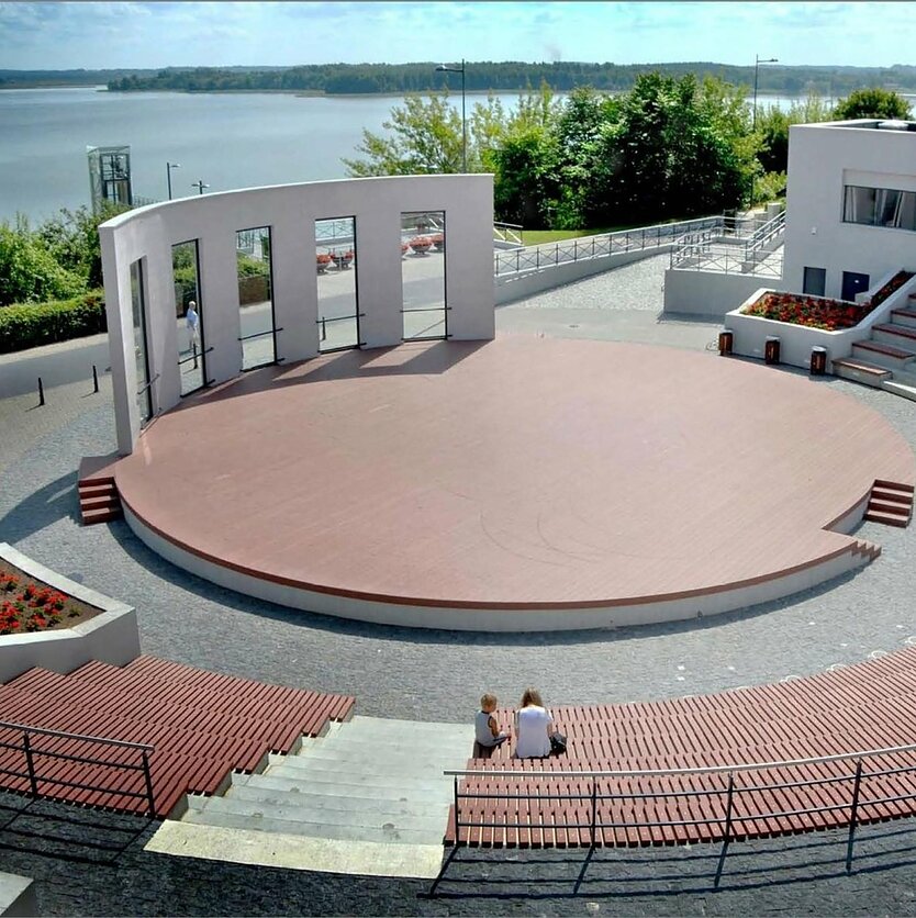 P. Balčiūno nuotr., Premjeros „Medėja“ repeticijos Telšiuose su policijos švyturėliais ir telšiškių priežiūra