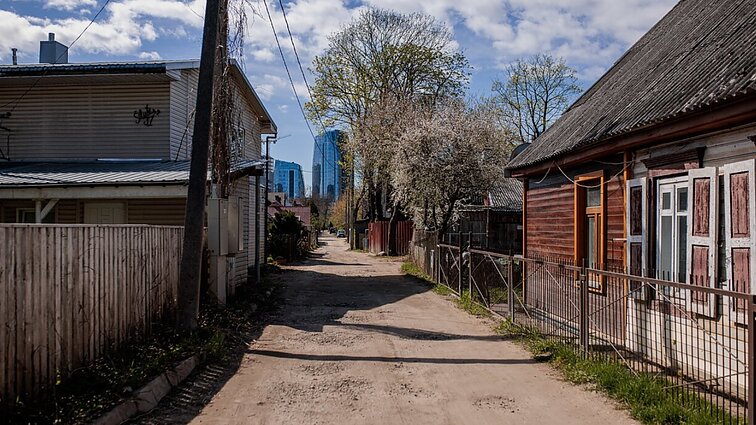 Šalia savivaldybės gyvenantys vilniečiai dar važinėja žvyrkeliu: „Gėda už merą ir miestą“