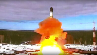 Міжконтинентальна балістична ракета "Сармат" запускається з космодрому Плесецьк на північному заході Росії Міжконтинентальна балістична ракета "Сармат" запускається з космодрому Плесецьк на північному заході Росії