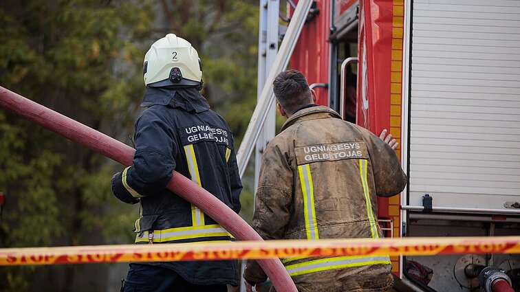 Kauno daugiabutyje sprogus elektrinio paspirtuko baterijai, gyventojai apsinuodijo dūmais