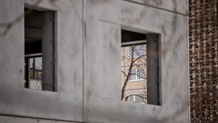 Prilaša net vaikui į burną: dėl stojusių remontų skuodiškiai 5 mėn. gyvena be stogo