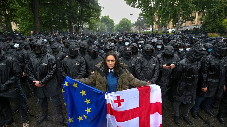 „Prasideda keli mėnesiai kovos su režimu“: Sakartvele pildosi „užsienio agentų“ sąrašai