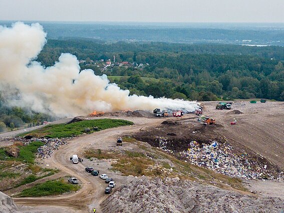 Kauno Lapių sąvartyne gaisras lokalizuotas, bet dūmų kalnai ritasi link gyventojų
