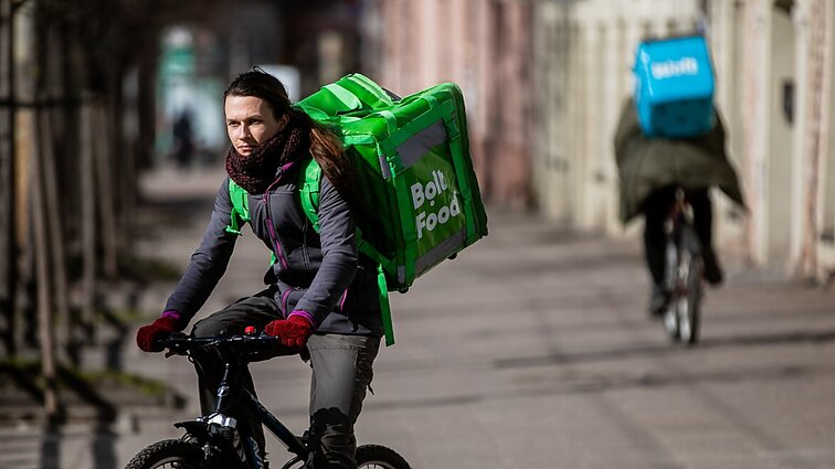 „Sunku mokytis šios kalbos“: užsieniečių reakcijos į įpareigojimą aptarnauti lietuviškai