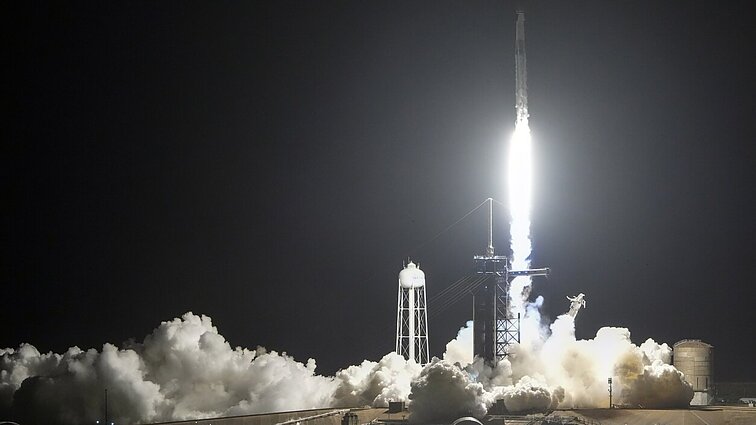 Musko bendrovė „SpaceX“ surengė pirmąjį privatų pasivaikščiojimą kosmose