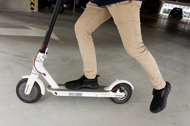 El. paspirtukai – reali gaisro grėsmė: paaiškino, kaip prižiūrėti ir ko žūtbūt nedaryti