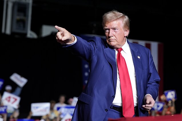 Įtariamas dar vienas pasikėsinimas: kas žinoma apie Trumpo krūme tykojusį užpuoliką?