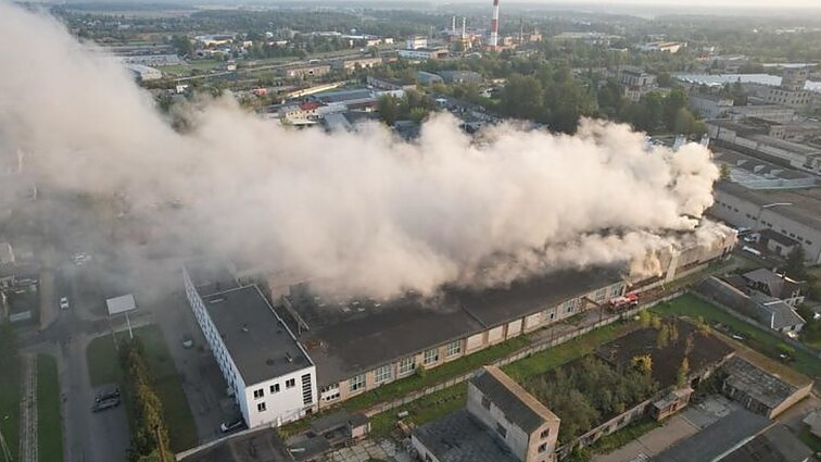 Po beveik parą trukusių darbų užgesintas Panevėžio lentpjūvėje kilęs gaisras
