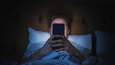 Naudojimasis telefonu lovoje