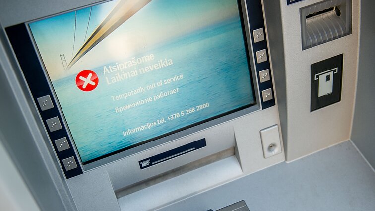 Latvijos bankomatuose neliks rusų kalbos: Lietuvoje šis klausimas dar nesvarstomas