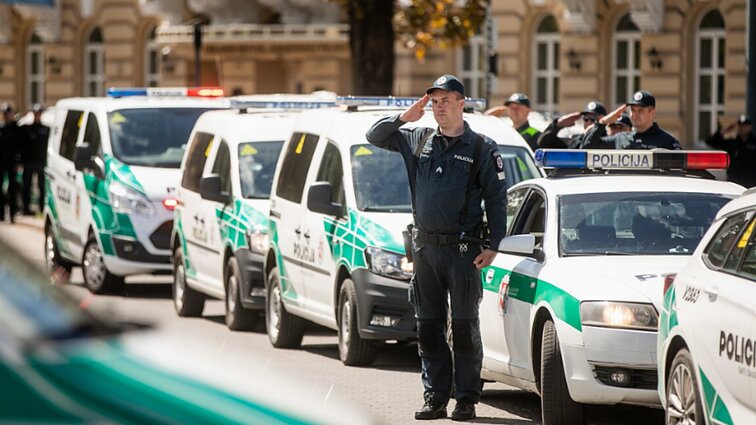 „Reikalingas ne žingsnis, o didelis šuolis“: pareigūnų nepasitenkinimas atlyginimais auga