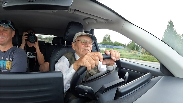 Pirmą kartą už elektromobilio vairo sėdęs 85-erių Antanas: jis man pradeda patikti
