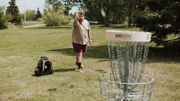 Laikas gamtoje, azartas ir savęs tobulinimas: pažintis su populiarėjančiu diskgolfu