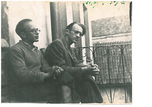 Avromas Suckeveris su kolega rašytoju Šmerke Kačerginskiu Vilniaus geto balkone, 1943 Avromas Suckeveris su kolega rašytoju Šmerke Kačerginskiu Vilniaus geto balkone, 1943