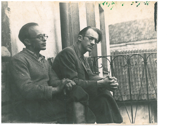 Avromas Suckeveris su kolega rašytoju Šmerke Kačerginskiu Vilniaus geto balkone, 1943 Avromas Suckeveris su kolega rašytoju Šmerke Kačerginskiu Vilniaus geto balkone, 1943