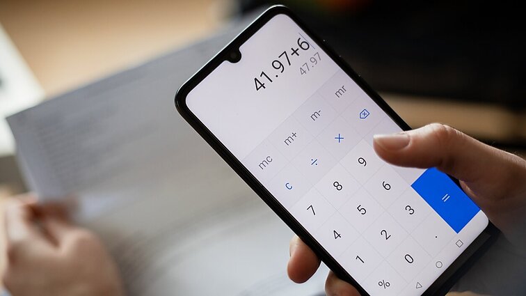 Prašo neaiškių sumų: Vitalijus elektros tiekėjo klientu seniai nebėra, bet sąskaitas gauna
