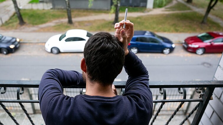„Jie vis tiek rūko“: tris metus galiojantis draudimas rūkyti balkonuose varžo ne visus