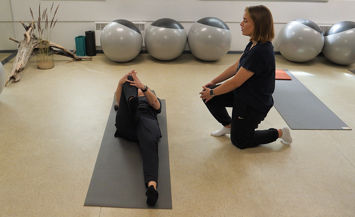 Kineziterapeutės pratimai vos prabudus: ištempsite raumenis ir sustiprinsite pilvo presą