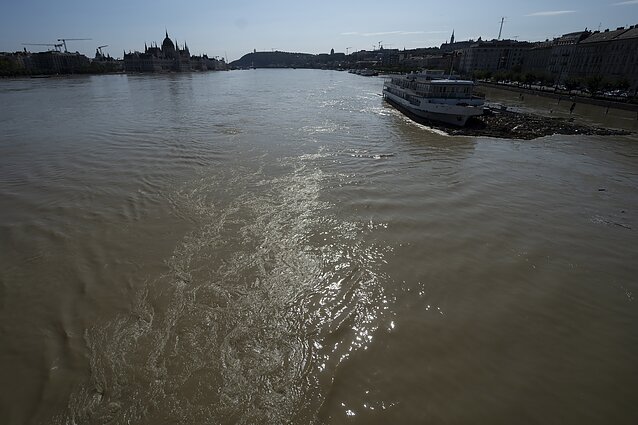 Patvinusioje Dunojaus upėje pasiektas vandens lygio pikas: perspėja, kad vanduo seks lėtai