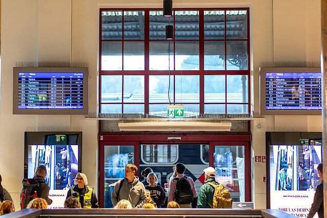 Keleiviai traukinių stotyje