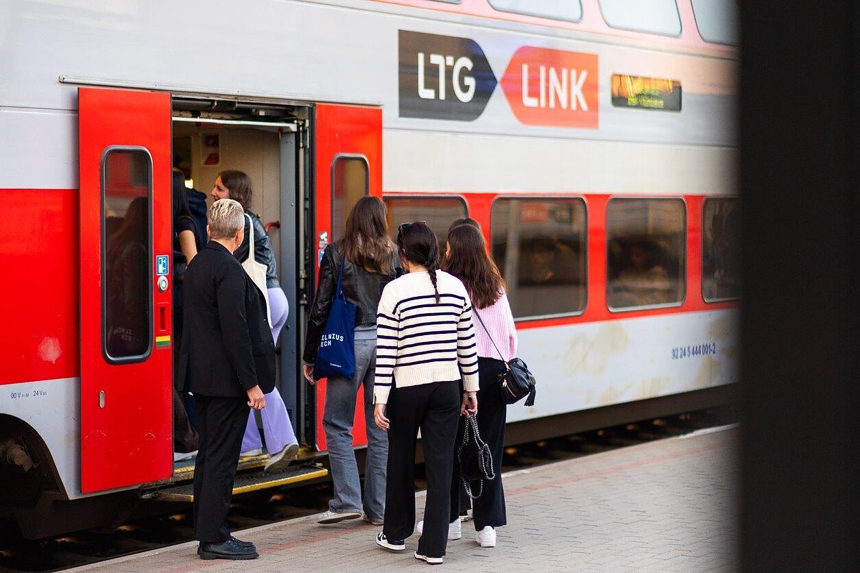 Keleiviai traukinių stotyje