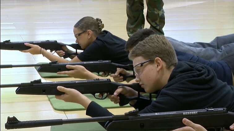 Šalies devintokams – Šaulių sąjungos kursai: mokosi šaudymo, virvių rišimo, medicinos