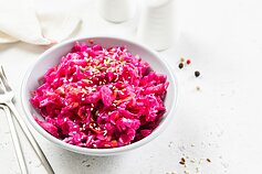 Burokėlių ir raugintų kopūstų patiekalas Burokėlių ir raugintų kopūstų patiekalas