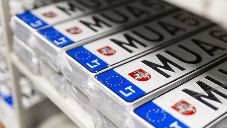 Dalis vairuotojų susidūrė su sunkumais – sutrukdė ant automobilių numerių atsiradęs Vytis