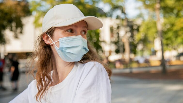 „Užsikrėsti labai lengva“: kovido atvejų skaičiams augant, ekspertė primena dėvėti kaukes