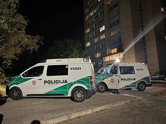 Policija šalia namo, kur buvo rastas pagrobtas vaikas