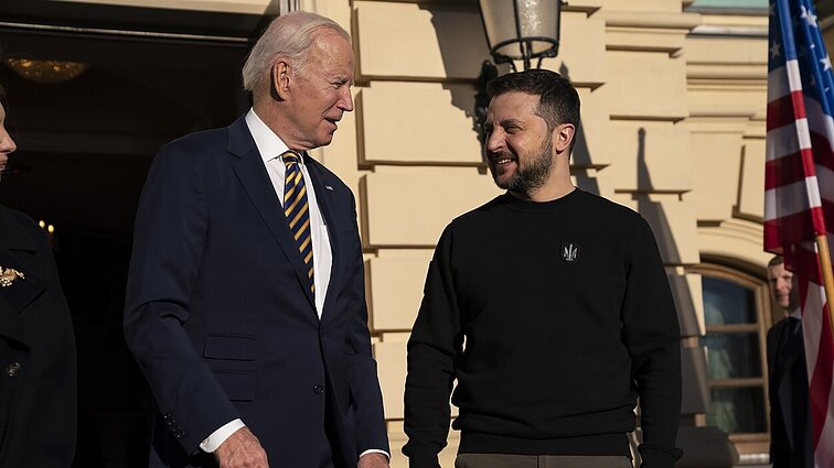 Bidenas didina pagalbą Ukrainai: skirs 8 mlrd. dolerių vertės karinės paramos