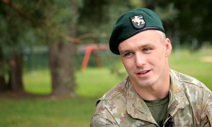 Iš JK grįžęs ir į Lietuvos kariuomenę stojęs Etmonas: mama visada ugdė patriotiškumą