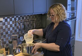 Jurga Tvaskienė gamina šilkinę košę