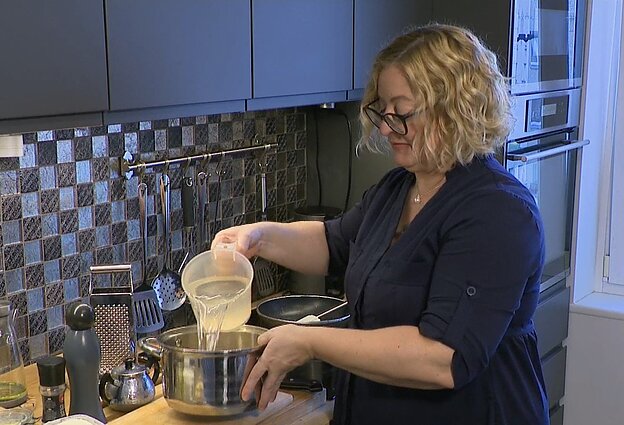 Jurga Tvaskienė gamina šilkinę košę