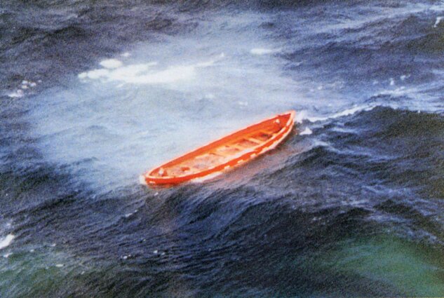 Пустая спасательная шлюпка парома "Эстония" в открытом море