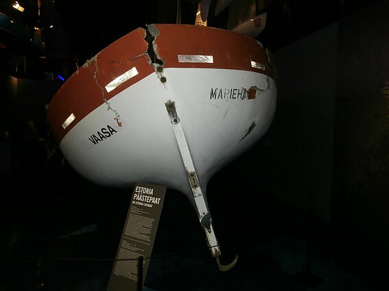 Спасательная шлюпка с парома "Эстония" в Морском музее Эстонии