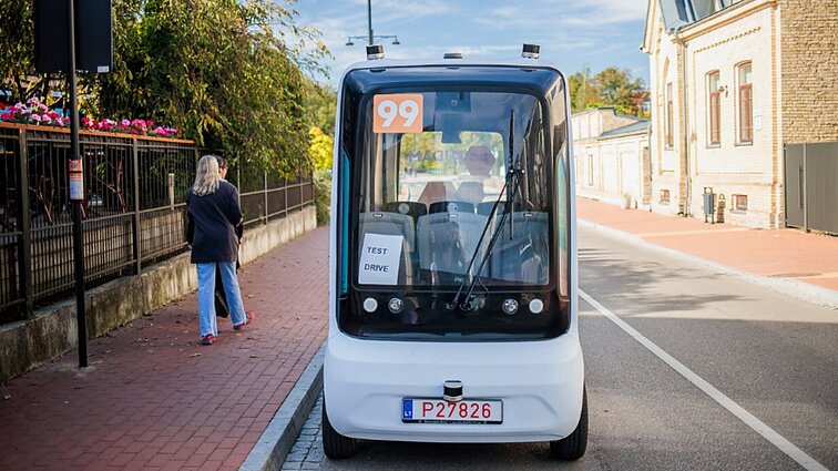 Vilniuje išriedėjo pirmas autobusas be vairuotojo: naujovę bus galima išbandyti 2 mėnesius