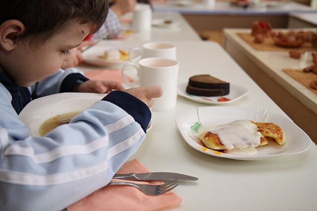 Kova be taisyklių: maitinimo mokyklose konkursus laimėję verslininkai kelia sutartas kainas