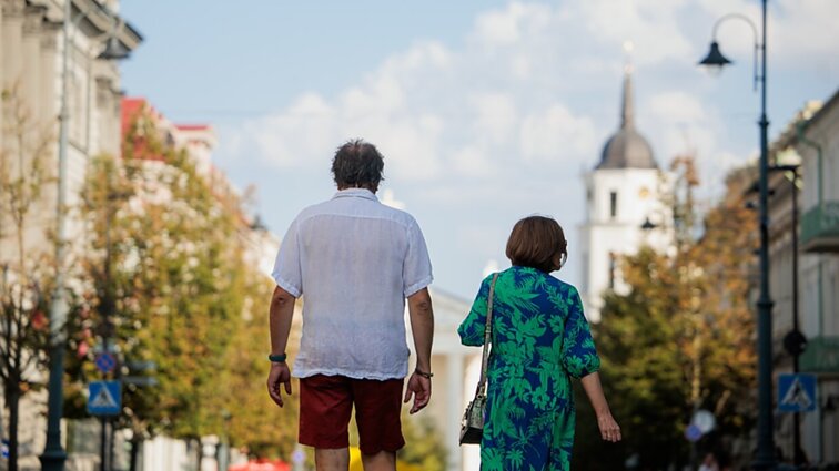 Gali sau leisti NT, automobilį ir atostogas: vidurinei klasei save priskiria pusė lietuvių