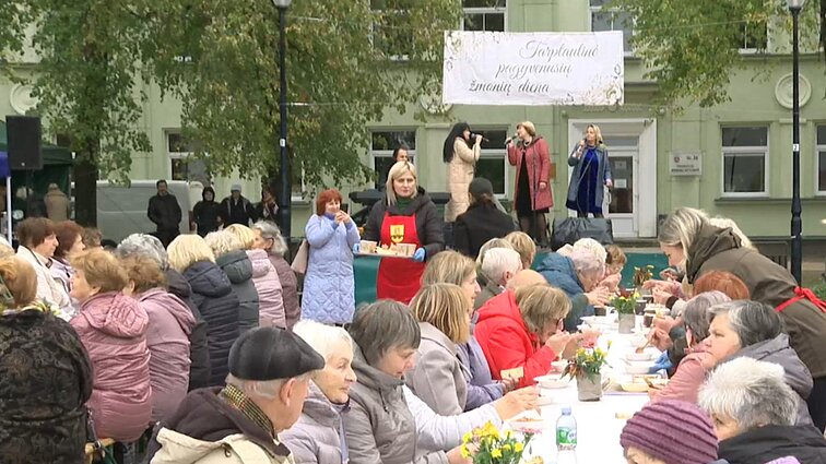 Barščių dubenėlis – iš mero rankų: Pakruojo senjorus džiugina valdininkai su prijuostėmis