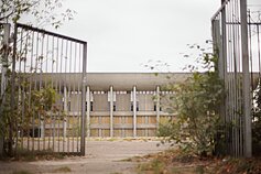 Po paauglių siautėjimo Vilniaus Sporto rūmai liko išdaužytais langais, išvartytos tvoros Po paauglių siautėjimo Vilniaus Sporto rūmai liko išdaužytais langais, išvartytos tvoros
