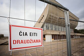Po paauglių siautėjimo Vilniaus Sporto rūmai liko išdaužytais langais, išvartytos tvoros