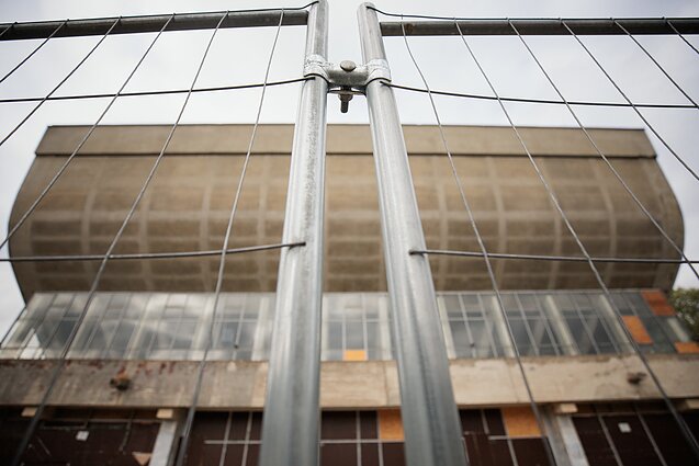 Po paauglių siautėjimo Vilniaus Sporto rūmai liko išdaužytais langais, išvartytos tvoros Po paauglių siautėjimo Vilniaus Sporto rūmai liko išdaužytais langais, išvartytos tvoros