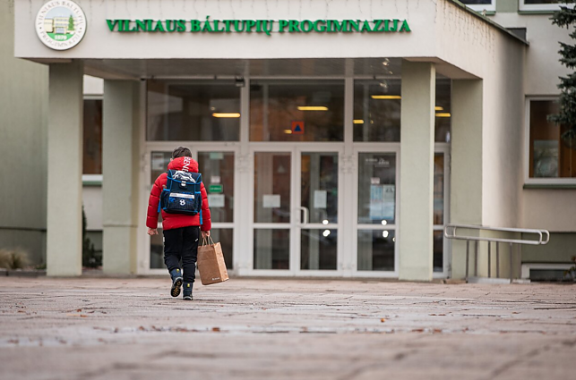 „Kvepia sovietmečiu“: Baltupių progimnazijoje moksleivei po incidento prireikė medikų