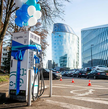 Asociacijos atstovas: elektromobilių įkrovimo stotelių Lietuvoje yra pakankamai