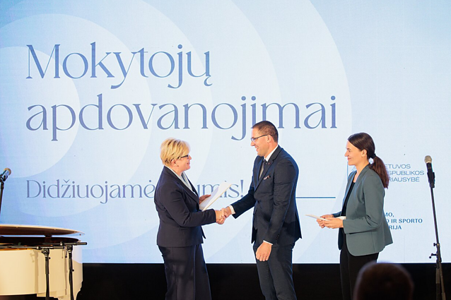 Minima Tarptautinė mokytojų diena: ŠMSM 8-iems pedagogams įteikė premijas